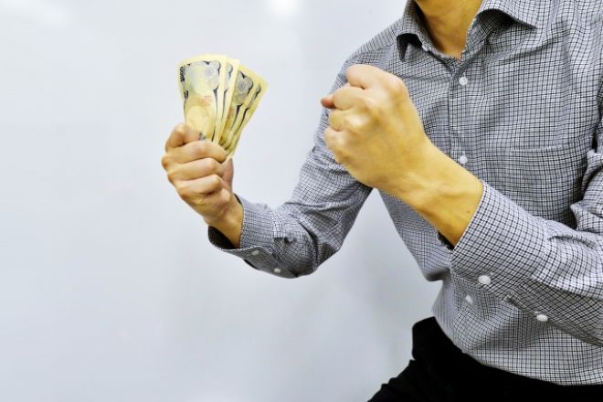 お札を握りしめている男性。夫の推し活が「散財と不倫疑惑」に発展…投げ銭と配信者との接触を確認したい|離婚判断のための探偵利用事例。