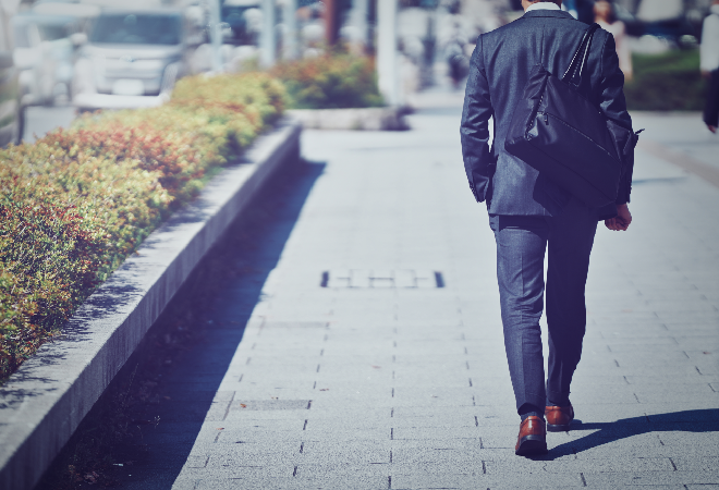 スーツ姿の男性の背中。