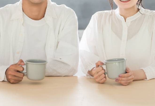 ペアルックの男女。